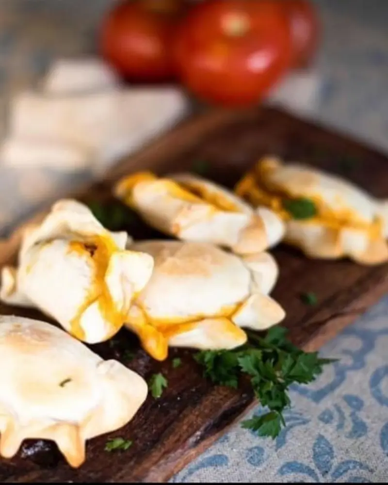 Empanadas de TAFÍ'S horneadas, servidas con tomates frescos