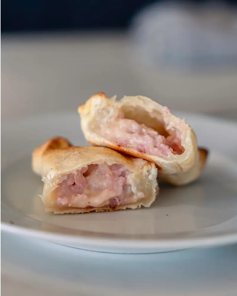 Empanada TAFÍ'S cortada al medio, mostrando el relleno